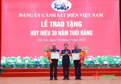 Đảng ủy Cảnh sát biển Việt Nam trao tặng Huy hiệu 30 năm tuổi Đảng